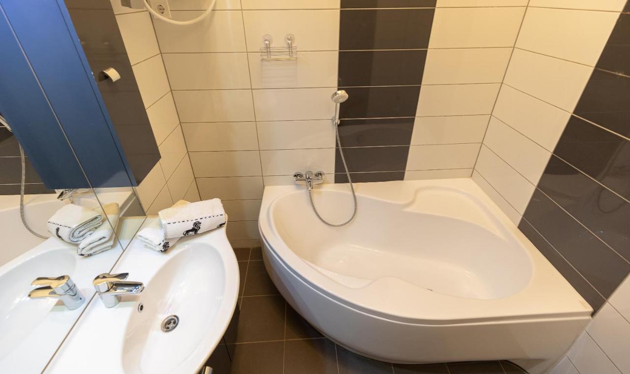 Wiky'S Apartman With 3Bathrooms ブダペスト エクステリア 写真